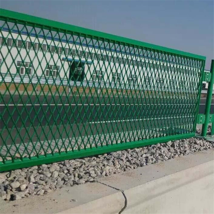 高速公路上的“隐形卫士” 防眩网的功能与重要性